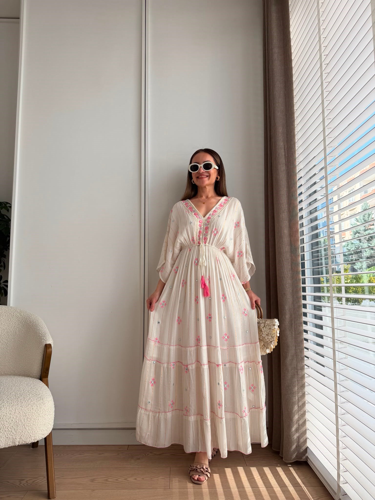 Pembe Çiçek İşlemeli Beli Lastikli Tasarım Elbise 39869