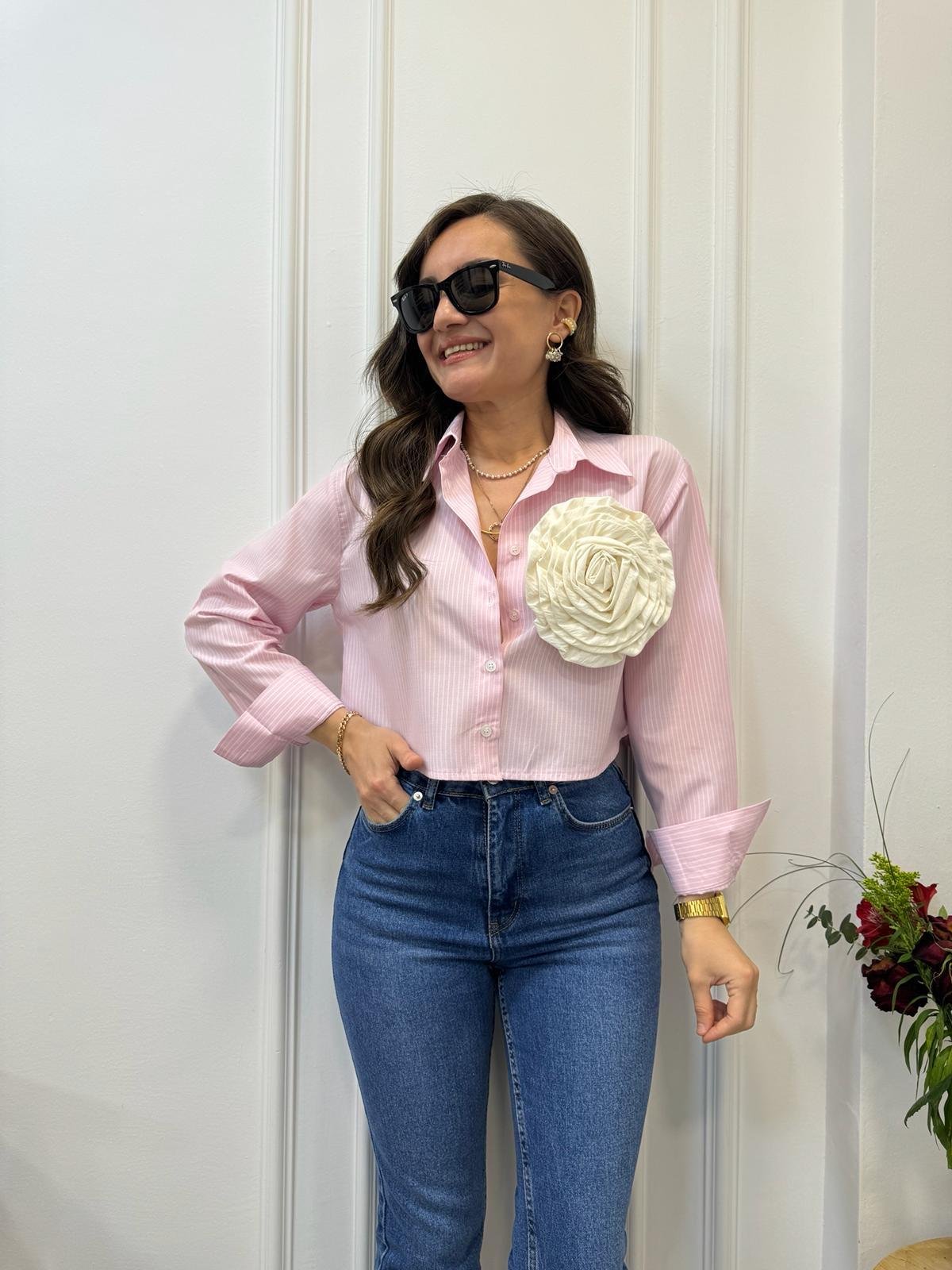 Pembe İnce Çizgili Ekru Çiçek Broş Detaylı Gömlek 70148