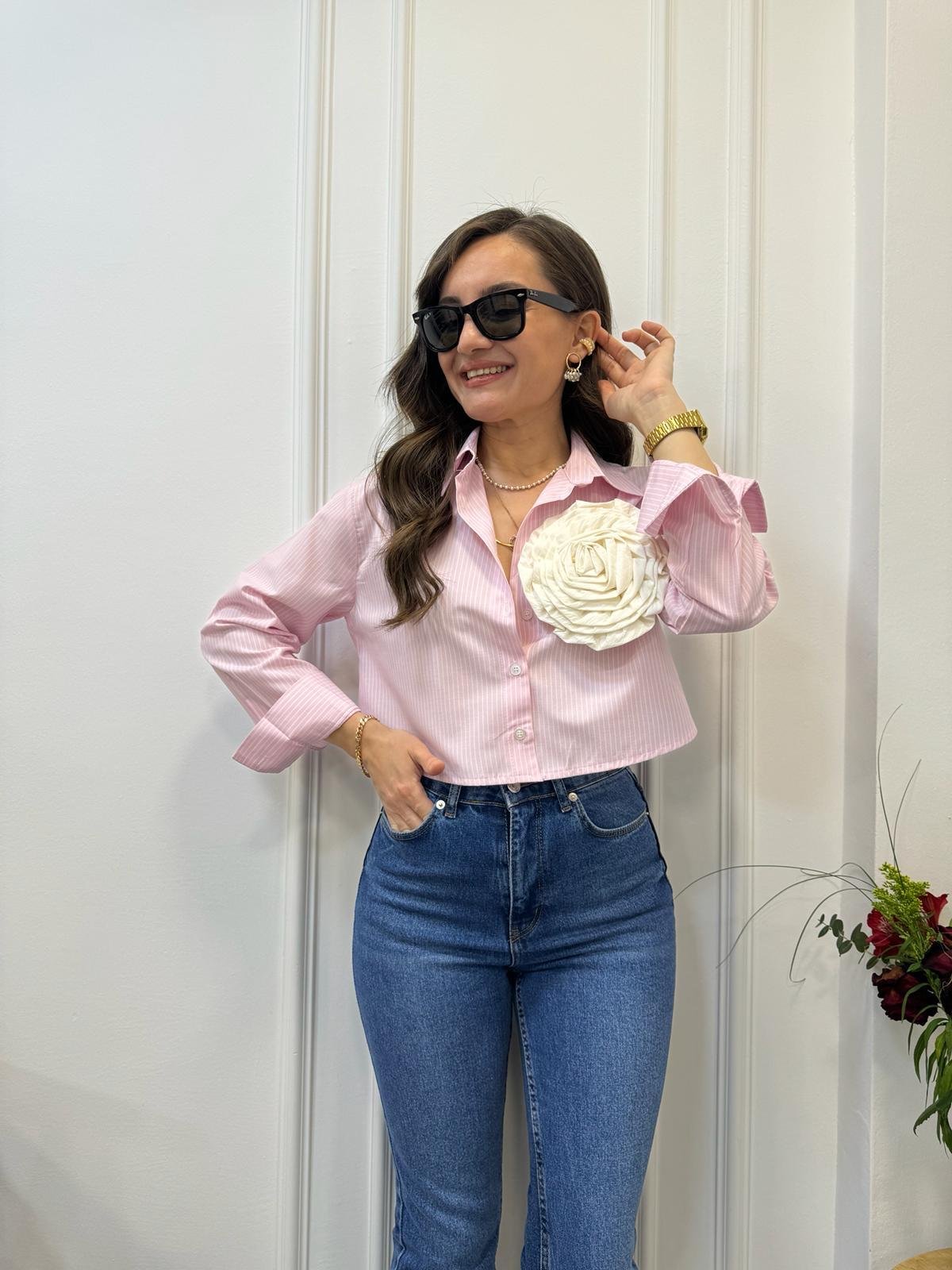 Pembe İnce Çizgili Ekru Çiçek Broş Detaylı Gömlek 70148