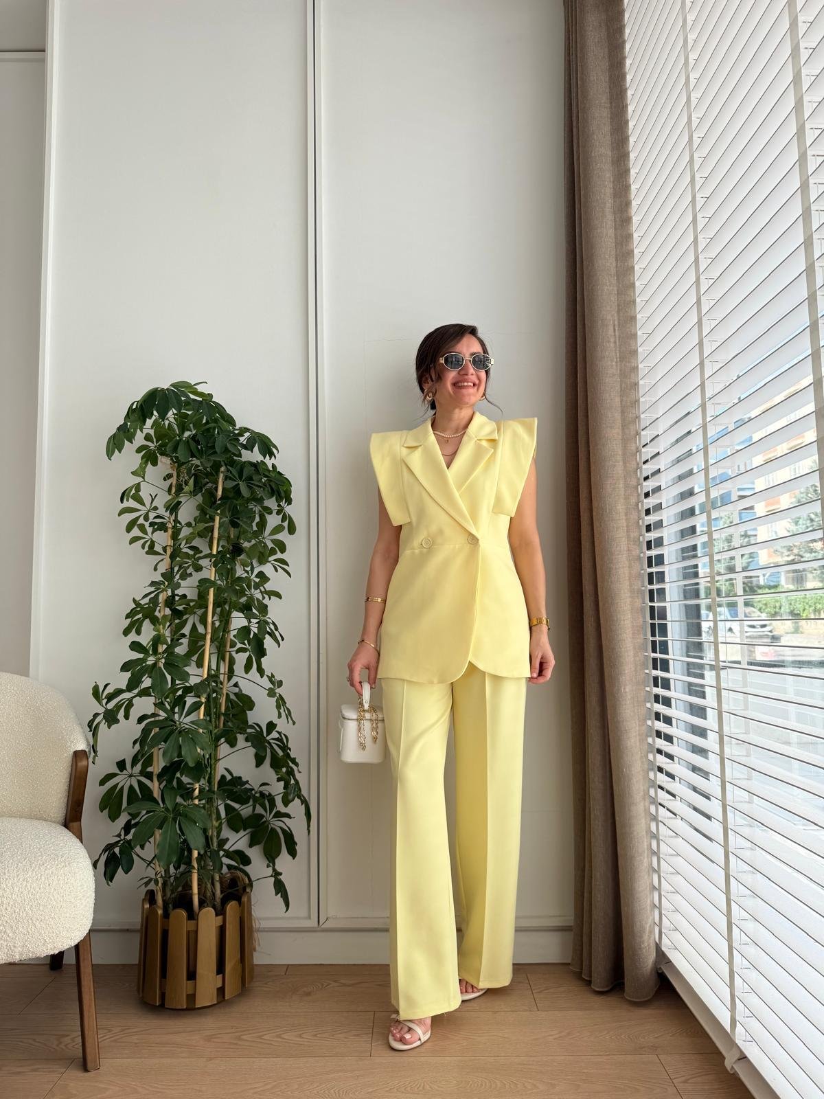 Sarı Kruvaze Yaka Vatkalı Tasarım Yelek Pantolon Takım 6394