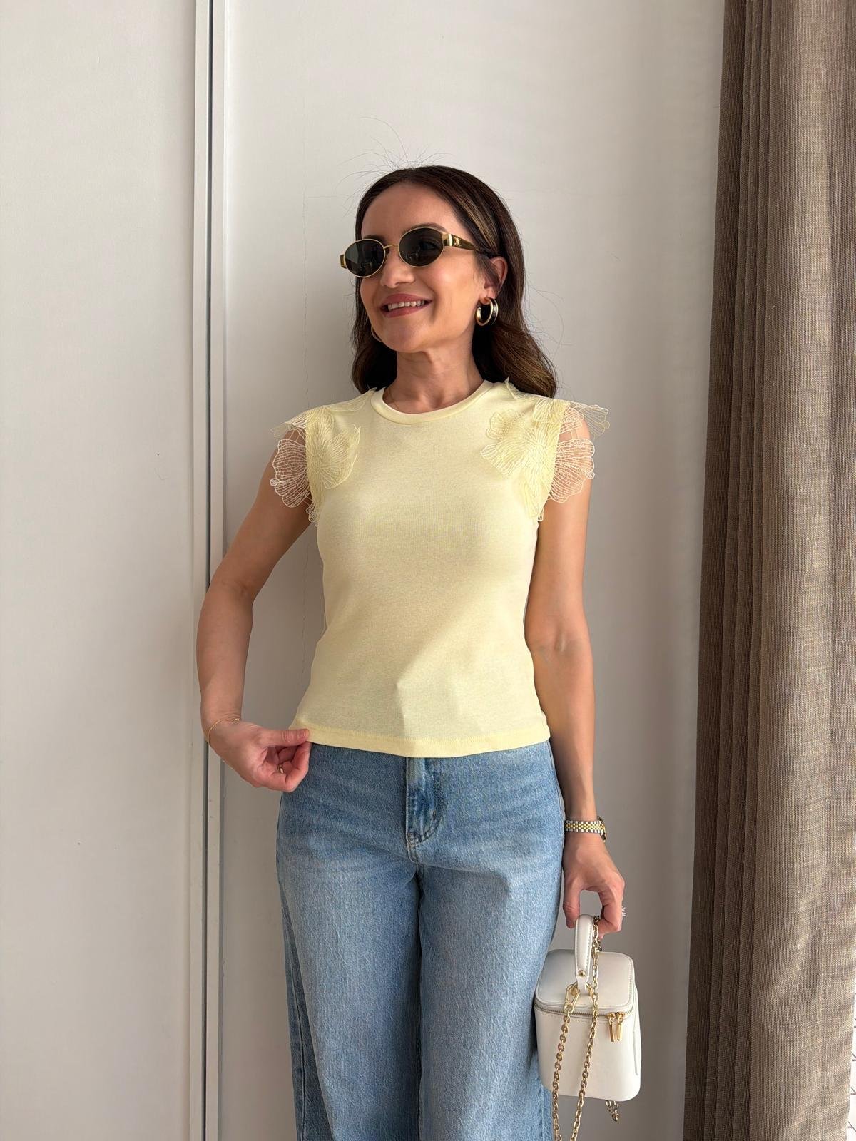 Sarı Omuzları Çiçek Detaylı Tshirt 2250