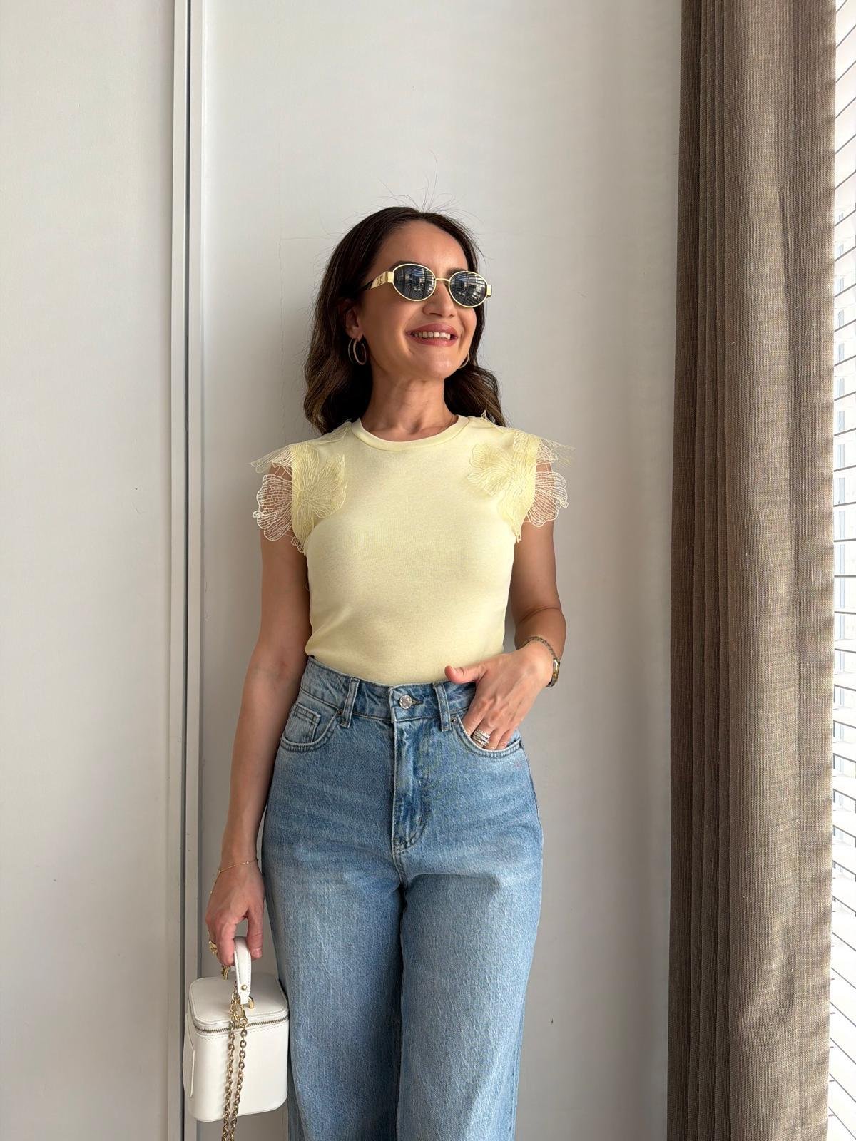 Sarı Omuzları Çiçek Detaylı Tshirt 2250
