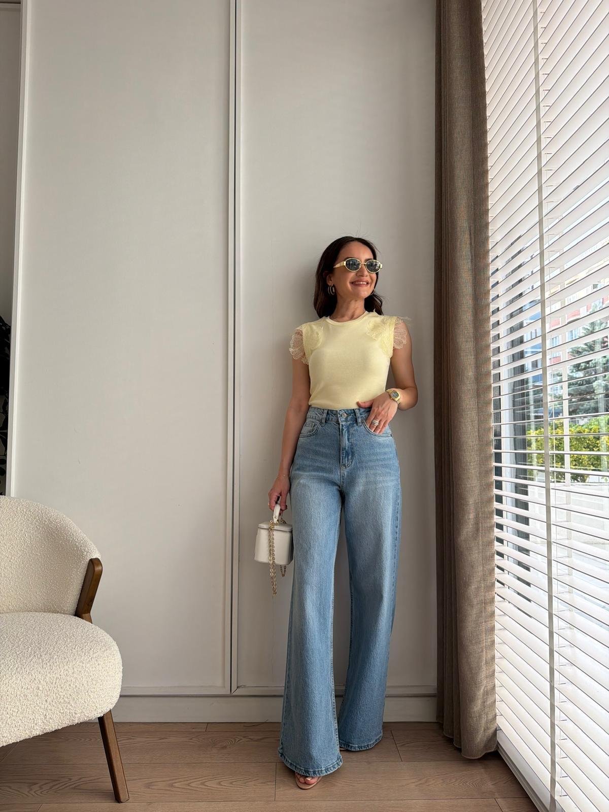 Sarı Omuzları Çiçek Detaylı Tshirt 2250