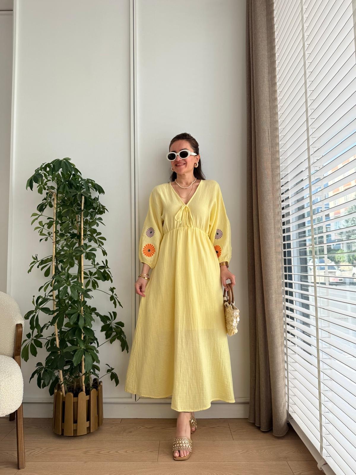 Sarı V Yaka Bel Lastikli Kol Nakışlı Elbise 3035