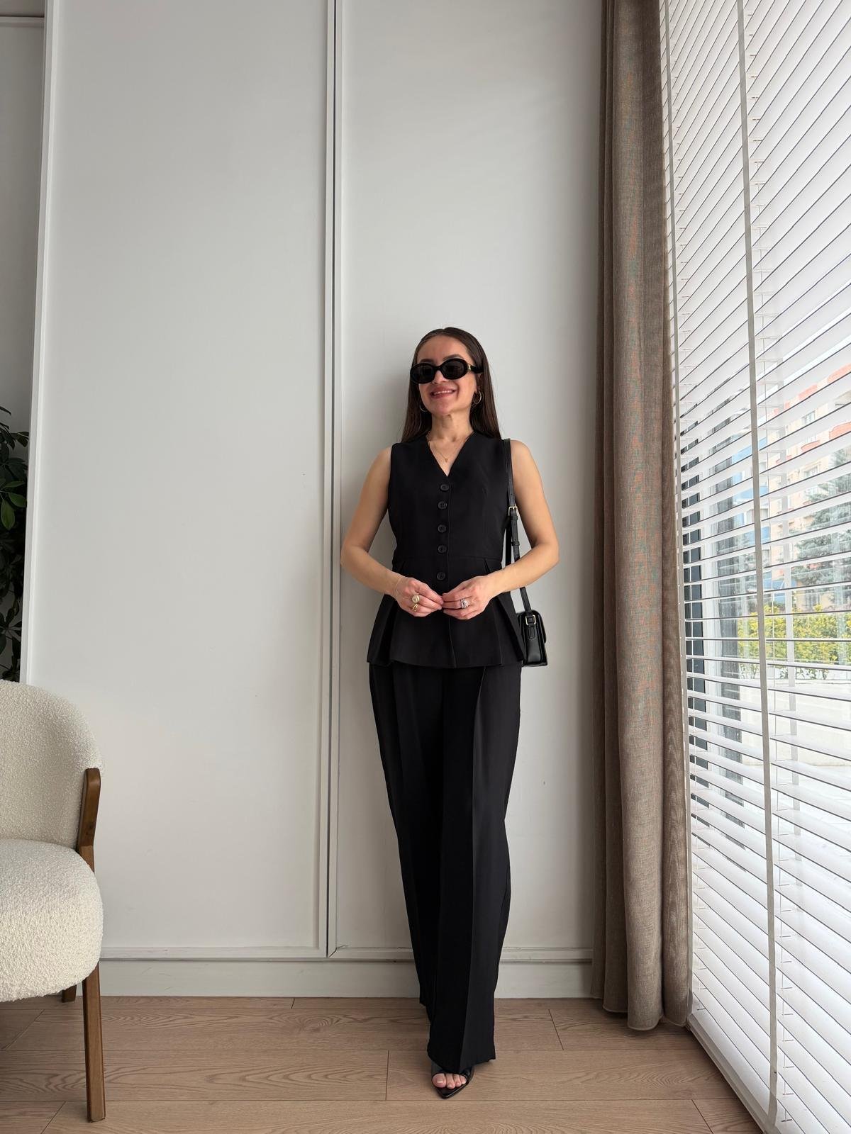 Siyah Aller Detaylı Yelekli Takım 9041