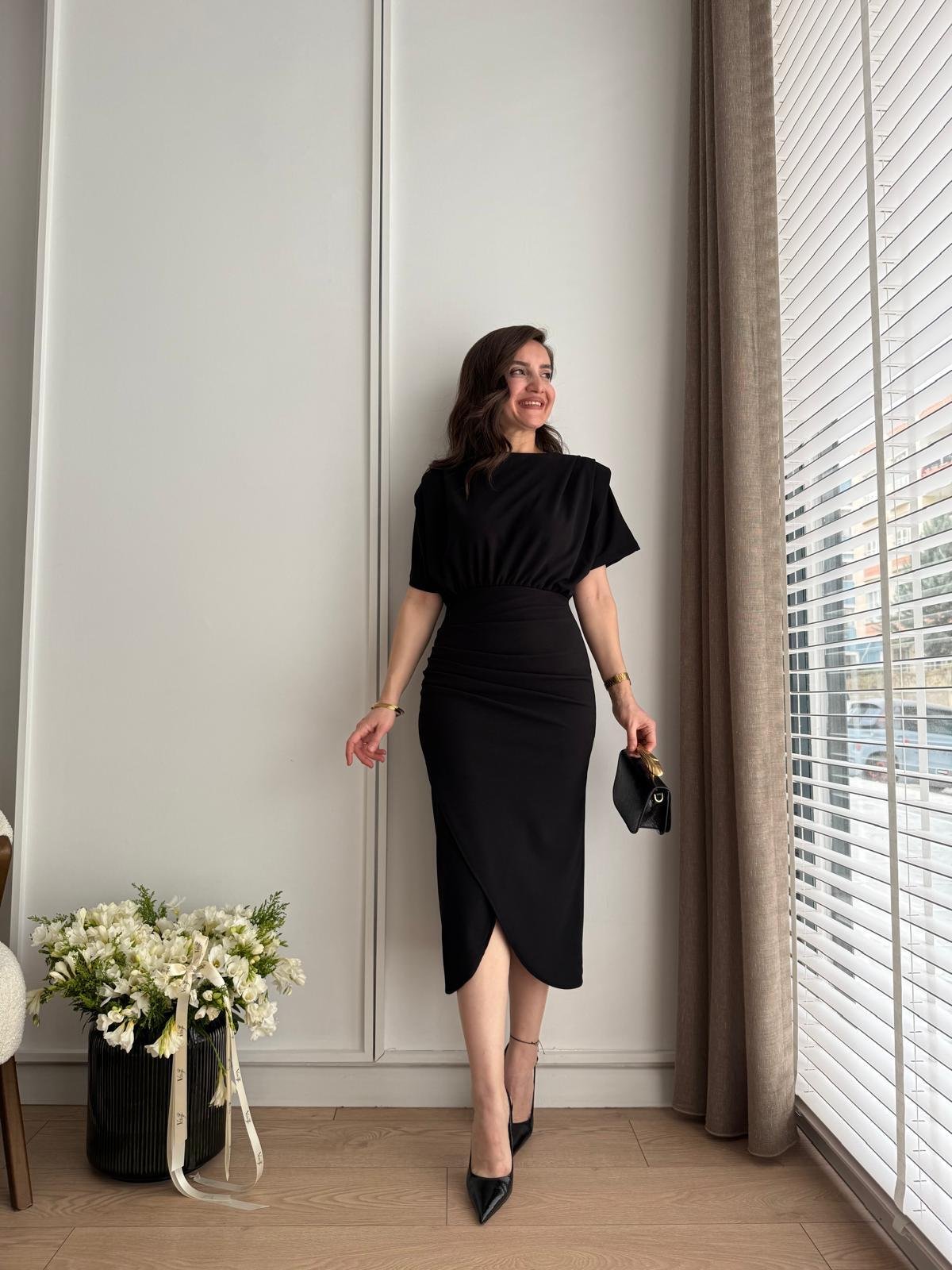 Siyah Bel Büzgülü Drape Detaylı Yırtmaçlı Elbise 1274
