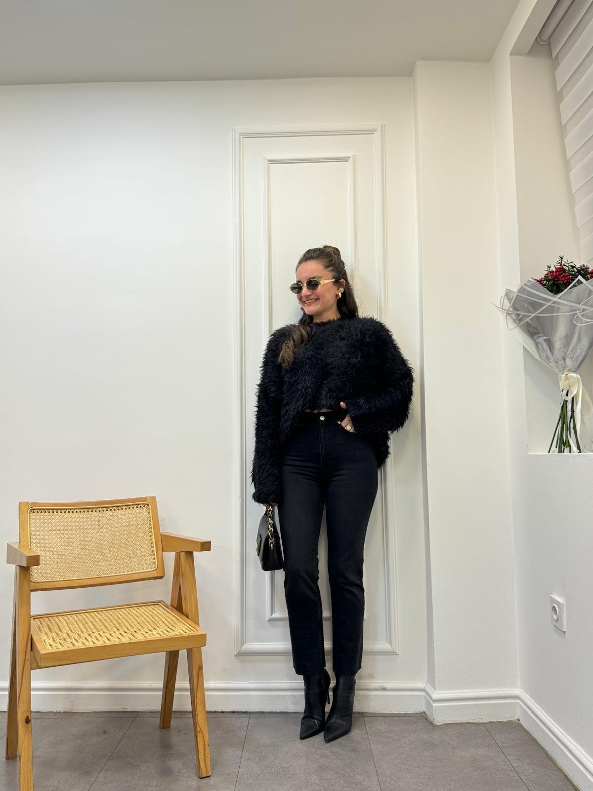 Siyah Bisiklet Yaka Peluş Triko Kazak 241205