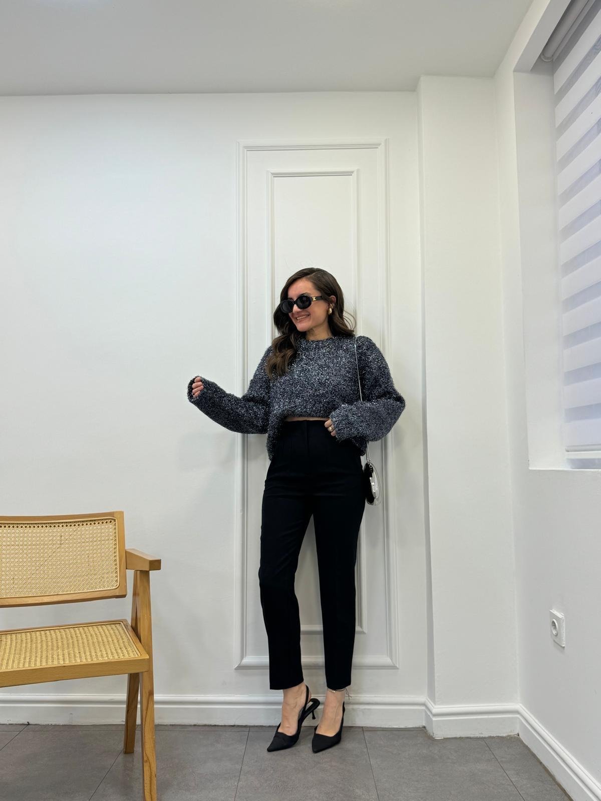 Siyah Bisiklet Yaka Yumoş Simli Triko Kazak 10470