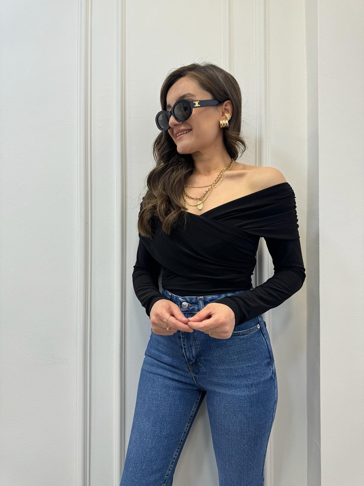 Siyah Çapraz Yaka Omzu Açık Bluz 2002