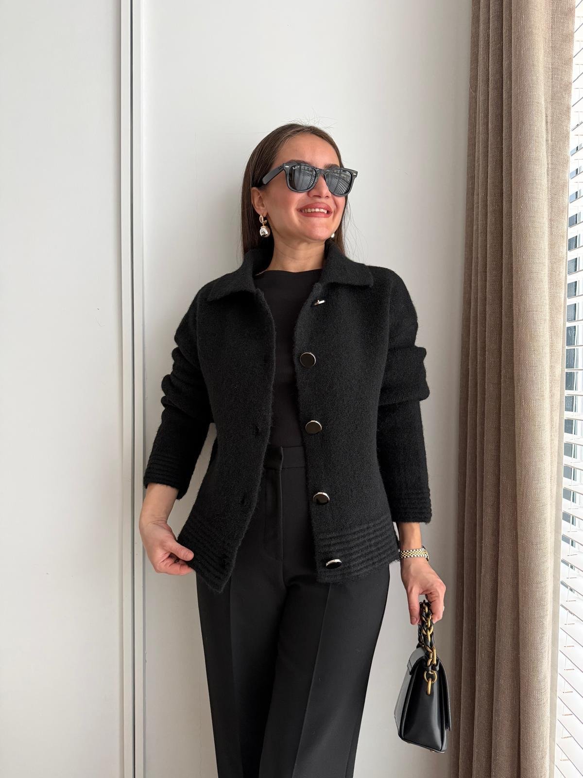 Siyah Dik Yaka Önü Düğmeli Triko Hırka 5086