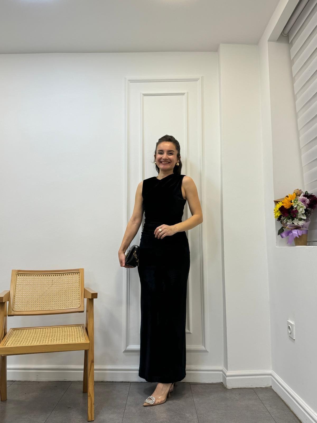 Siyah Drapeli Arka Yırtmaçlı Kadife Elbise 8175