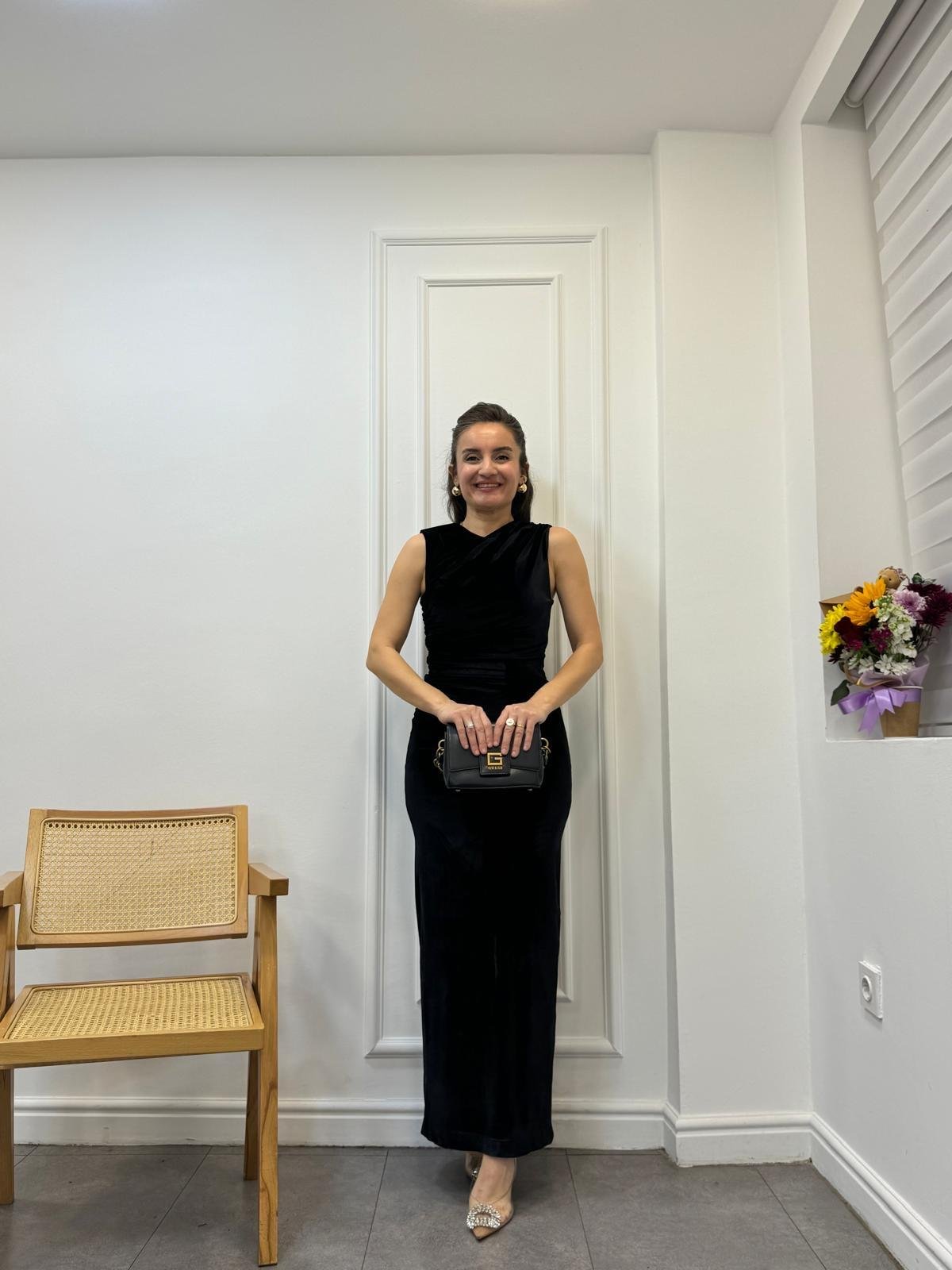 Siyah Drapeli Arka Yırtmaçlı Kadife Elbise 8175