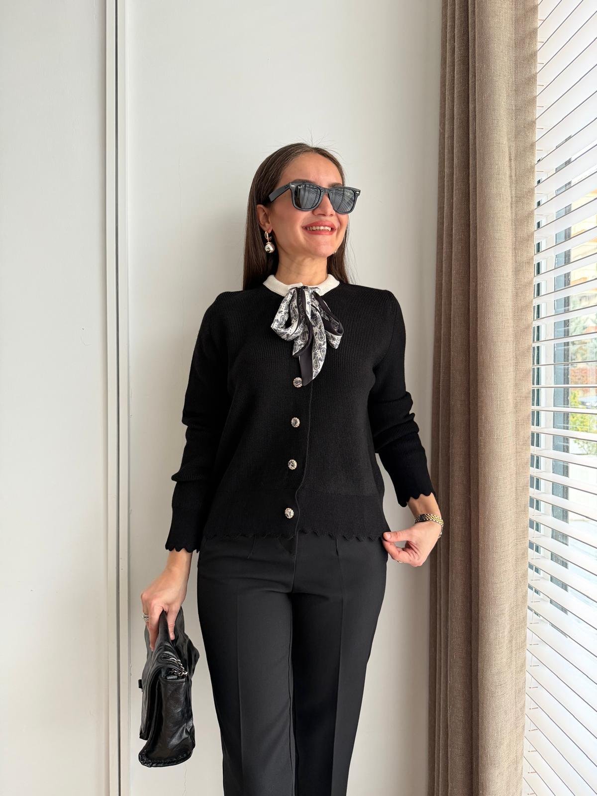 Siyah Düğme Detaylı Fularlı Hırka 251087