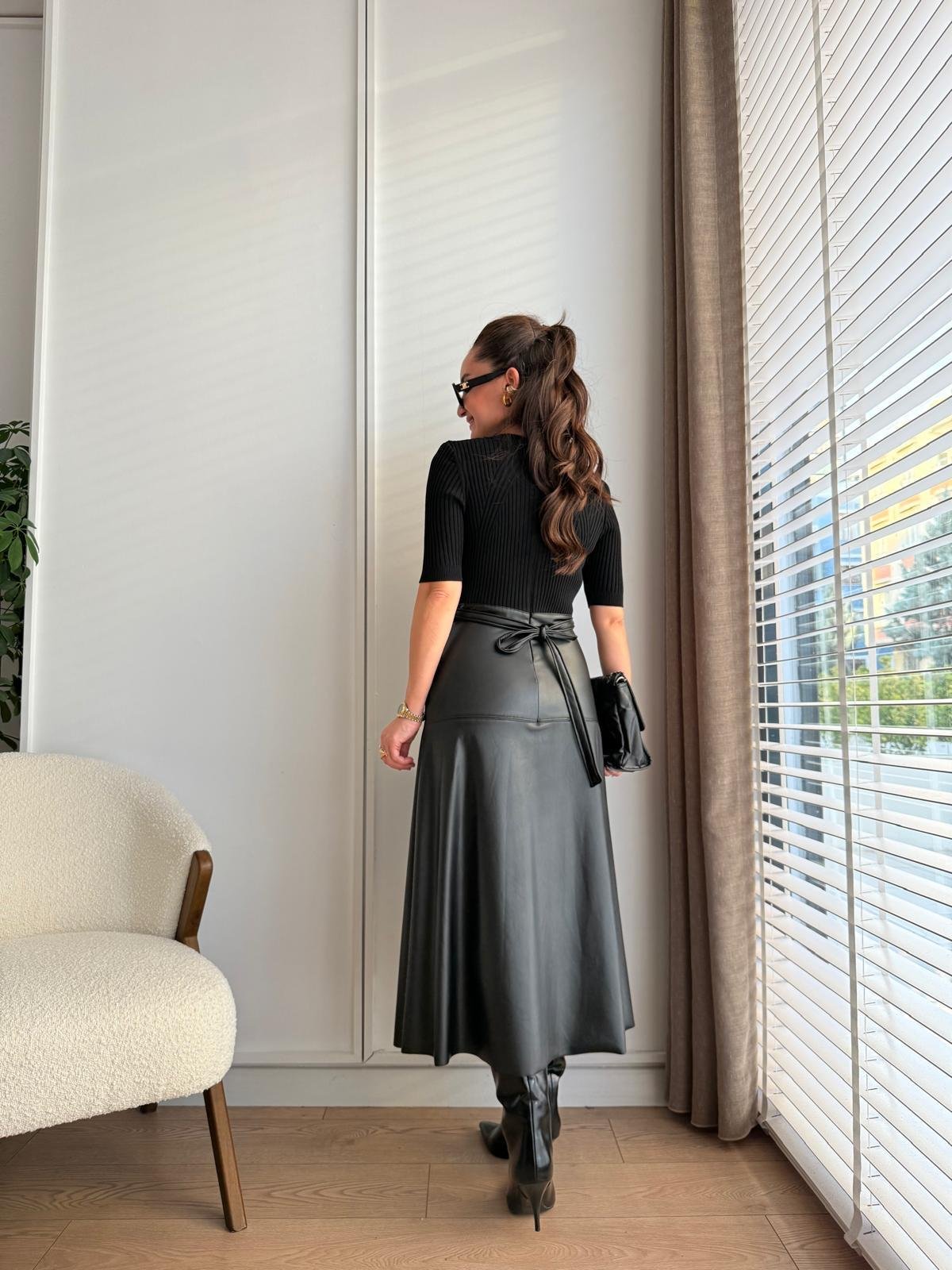 Siyah Eteği Deri Yırtmaçlı Triko Elbise 255345