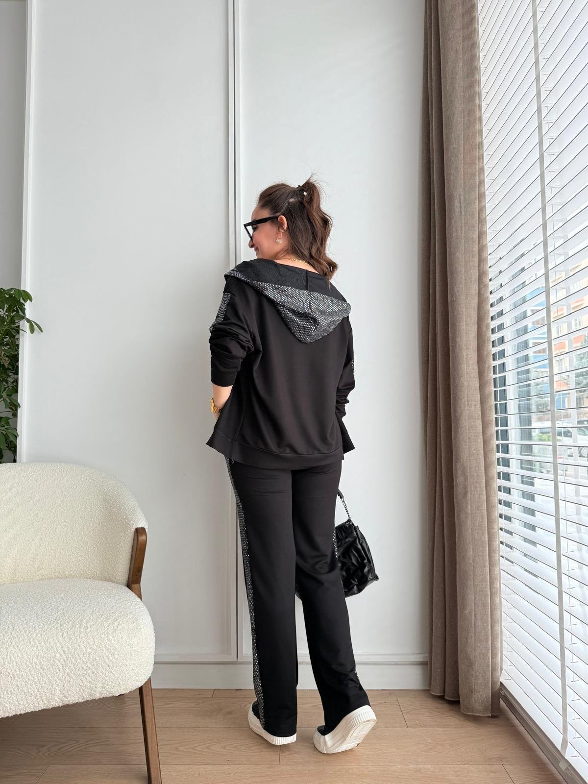 Siyah Fermuarlı Pul Detaylı Takım 108