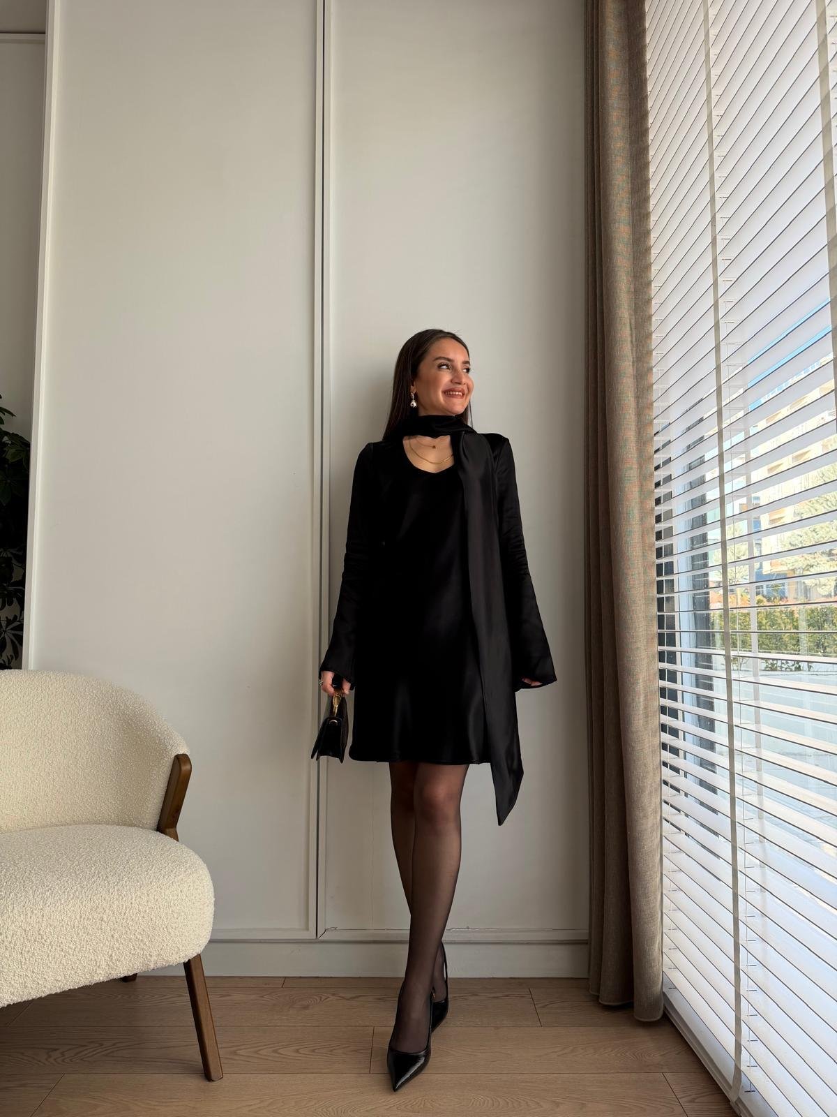 Siyah Fular Detaylı Mini Boy Saten Elbise 7778