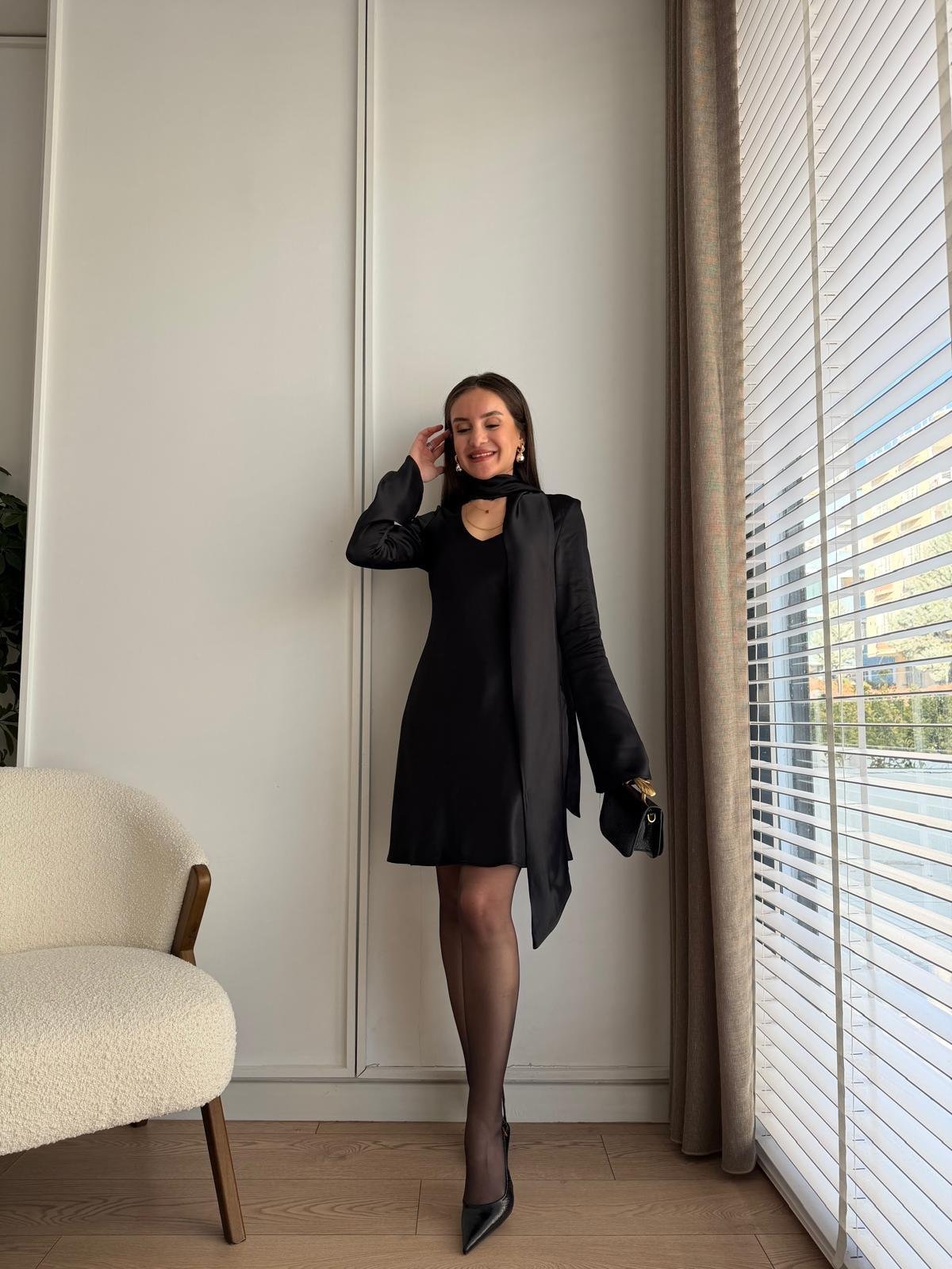 Siyah Fular Detaylı Mini Boy Saten Elbise 7778