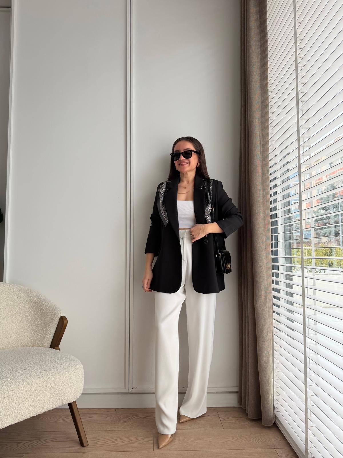 Siyah Fular Detaylı Vatkalı Blazer Ceket 7665