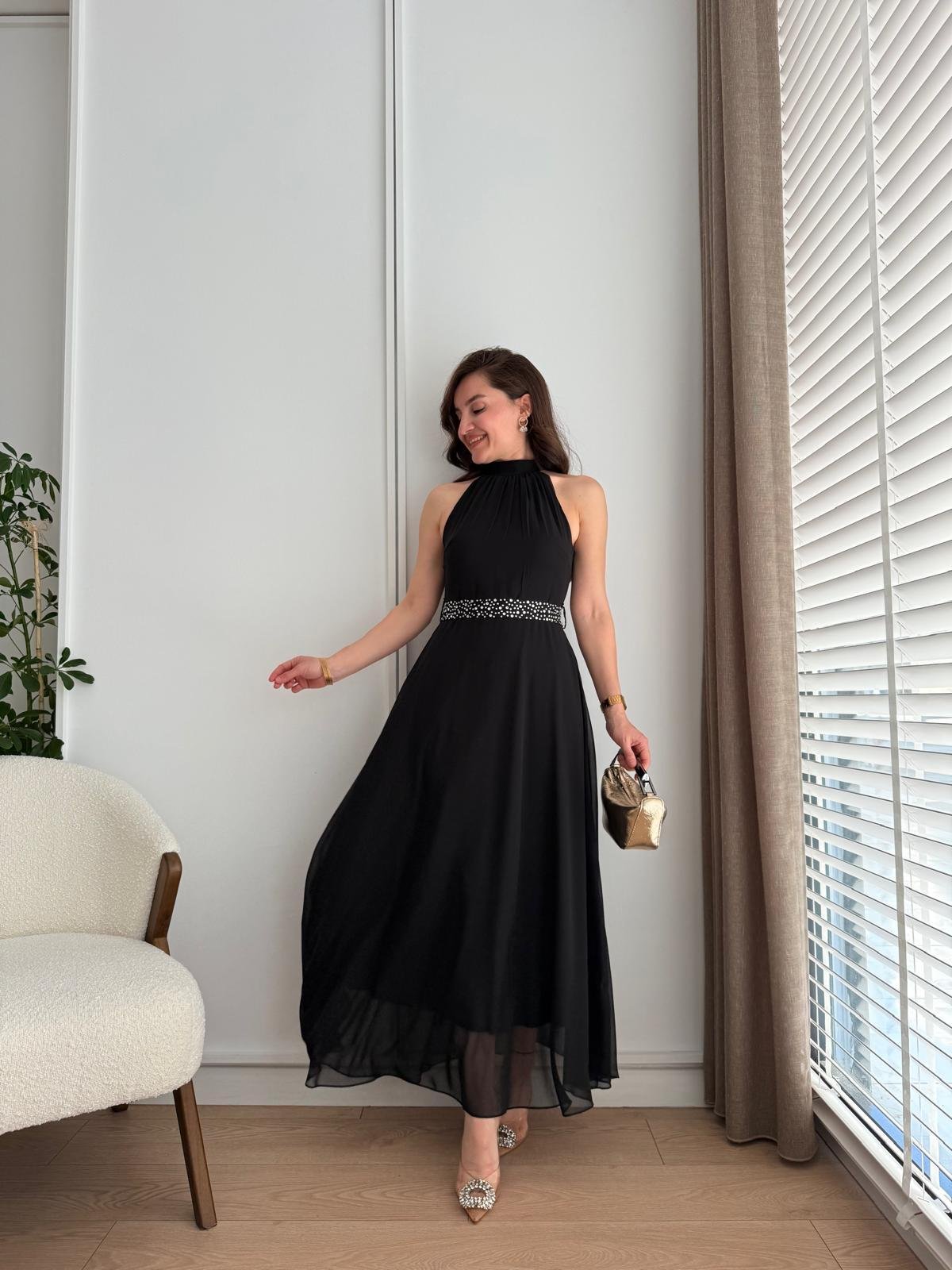 Siyah Göğüs Drapeli Kuşaklı Şifon Elbise 1047