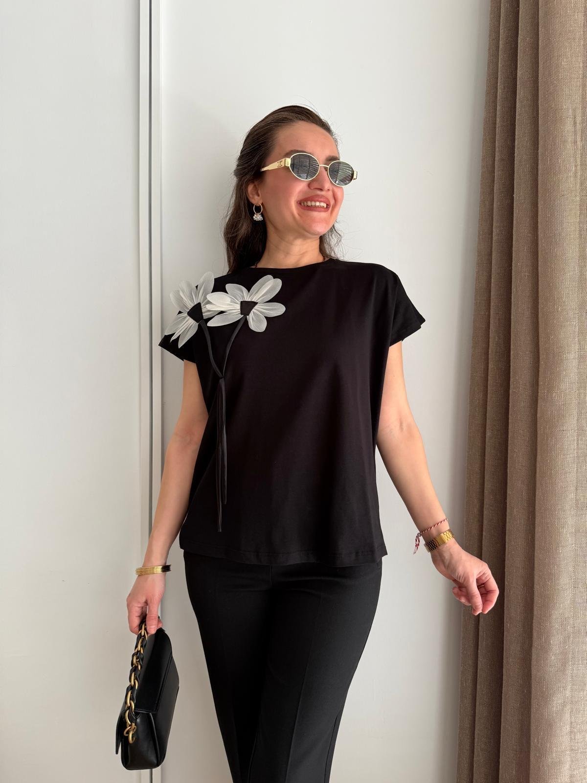 Siyah Kabartma Çiçek Detaylı Tshirt 24123