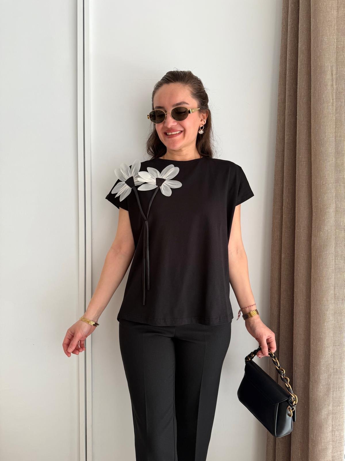 Siyah Kabartma Çiçek Detaylı Tshirt 24123