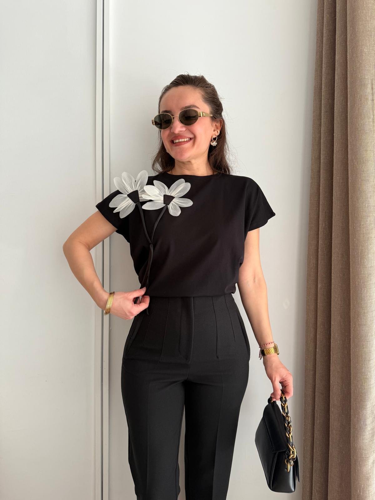 Siyah Kabartma Çiçek Detaylı Tshirt 24123