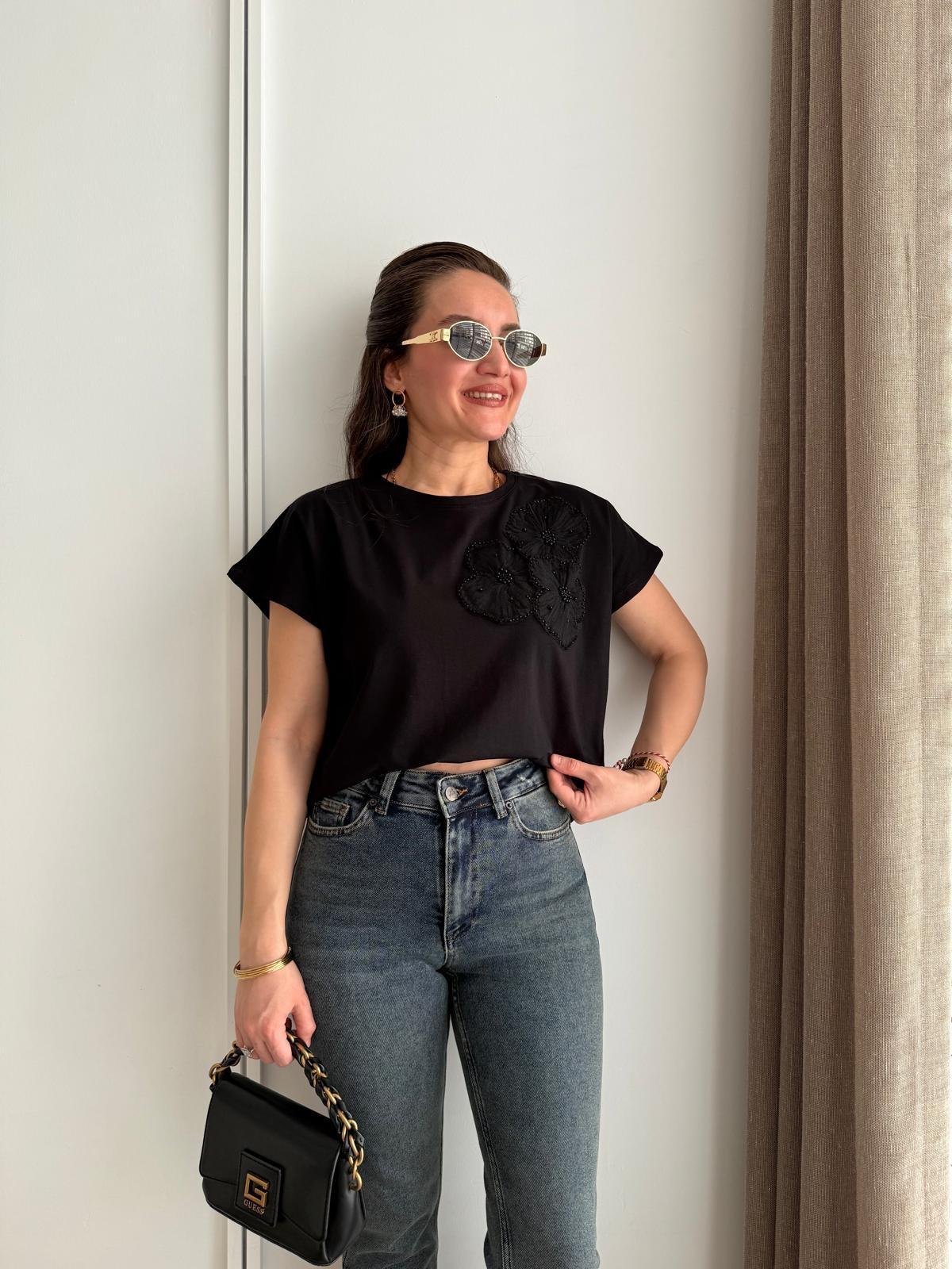 Siyah Kabartma Gül Detaylı Tshirt 25024
