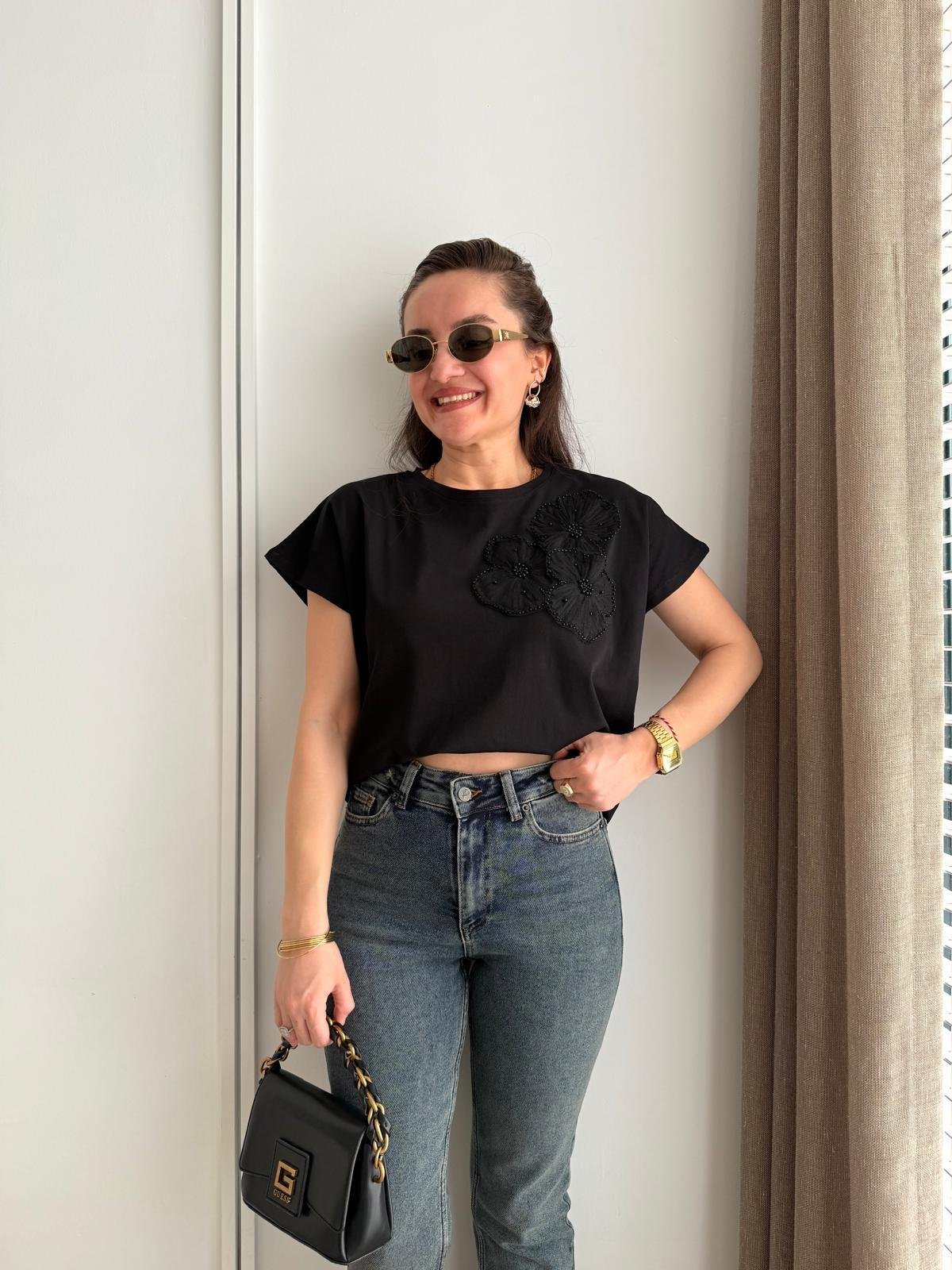 Siyah Kabartma Gül Detaylı Tshirt 25024