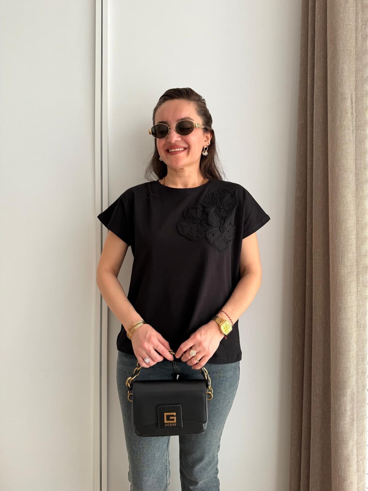 Siyah Kabartma Gül Detaylı Tshirt 25024