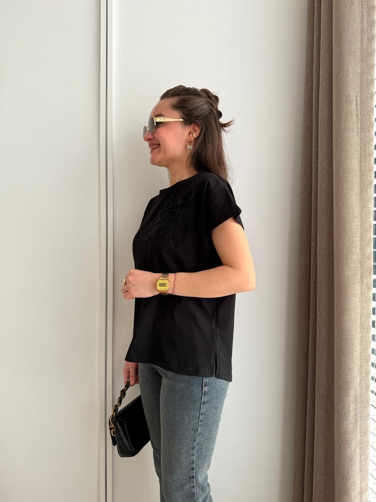 Siyah Kabartma Gül Detaylı Tshirt 25024