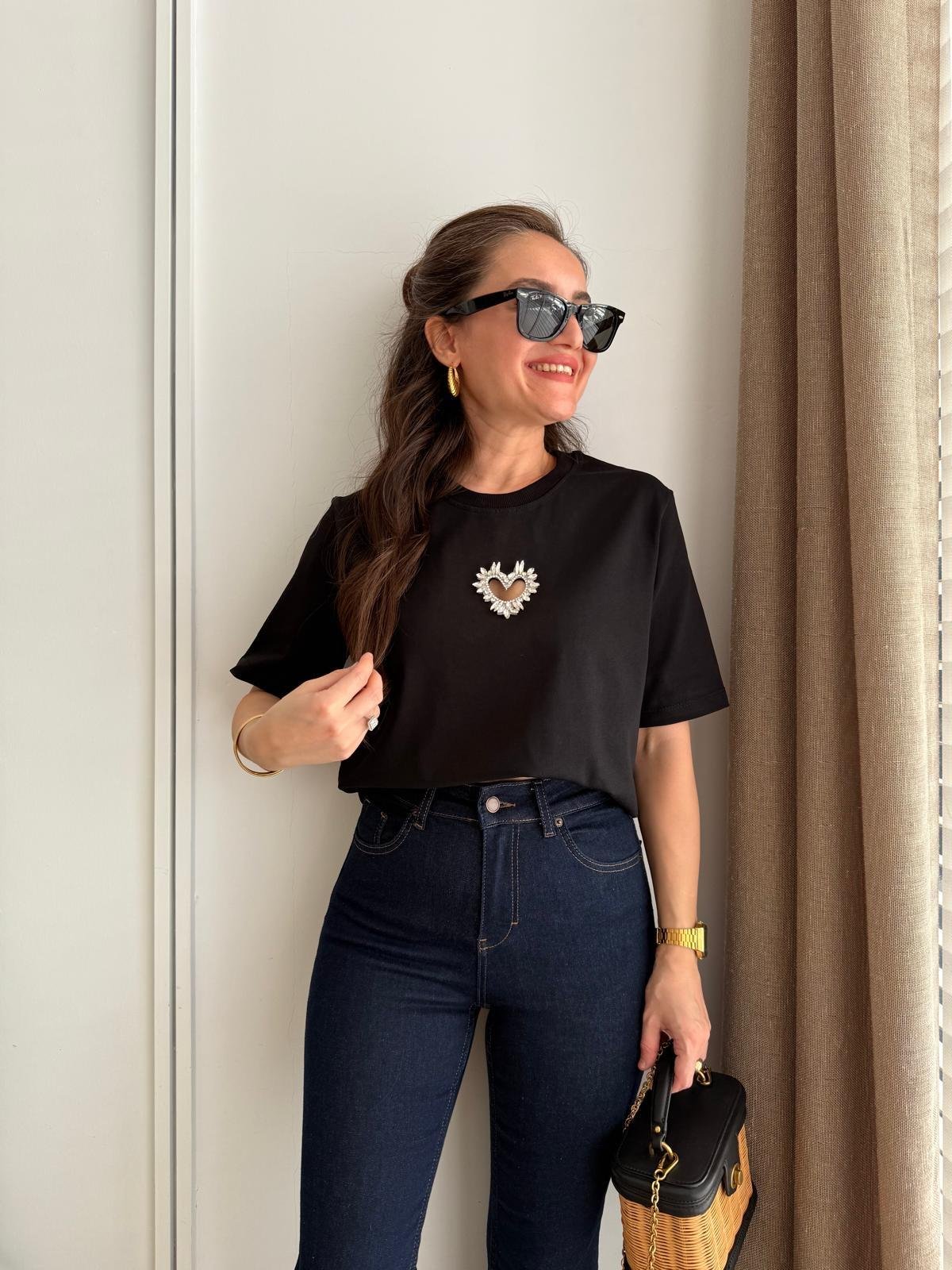 Siyah Kalp Detaylı Tshirt 251058