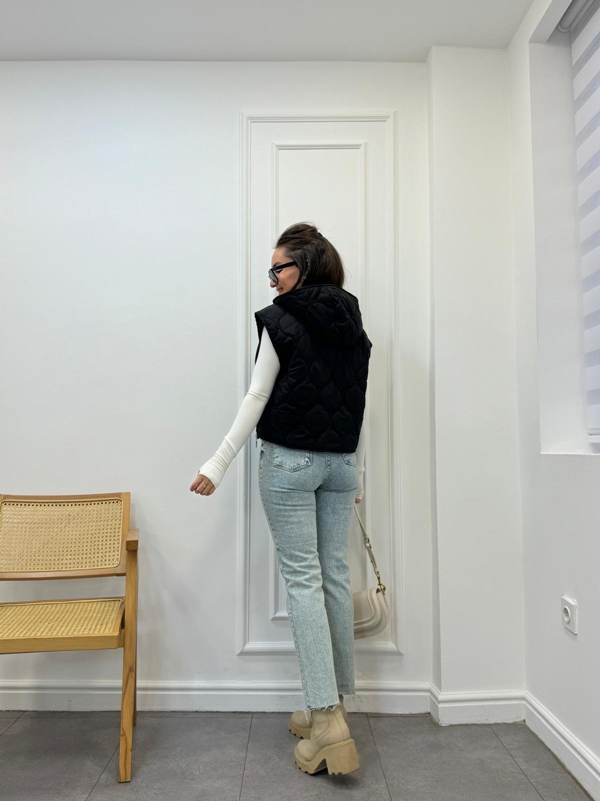 Siyah Kapüşonlu Kapitone Fermuarlı Yelek 5144