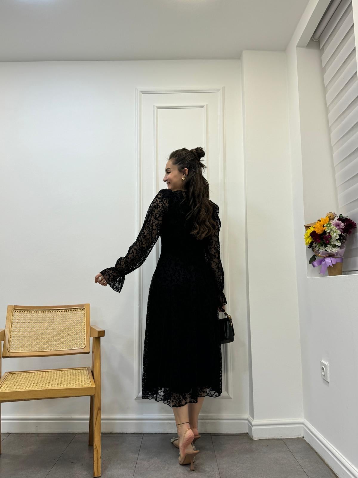 Siyah Kare Yaka Vatkalı Güpürlü Midi Boy Elbise 3626