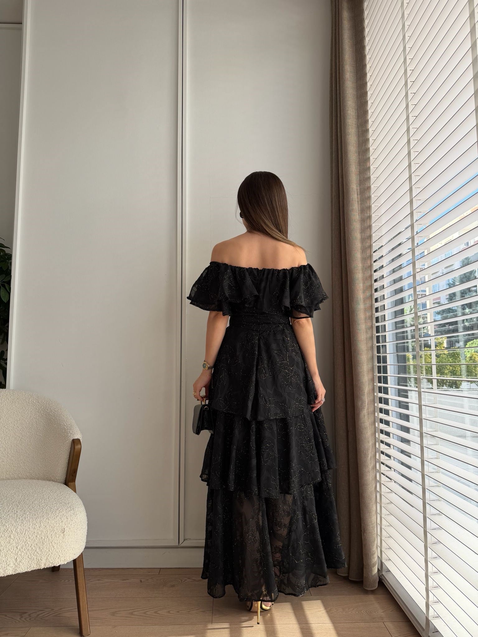 Siyah Katlı Yakası Lastikli Kat Kat Nakışlı Elbise 9549