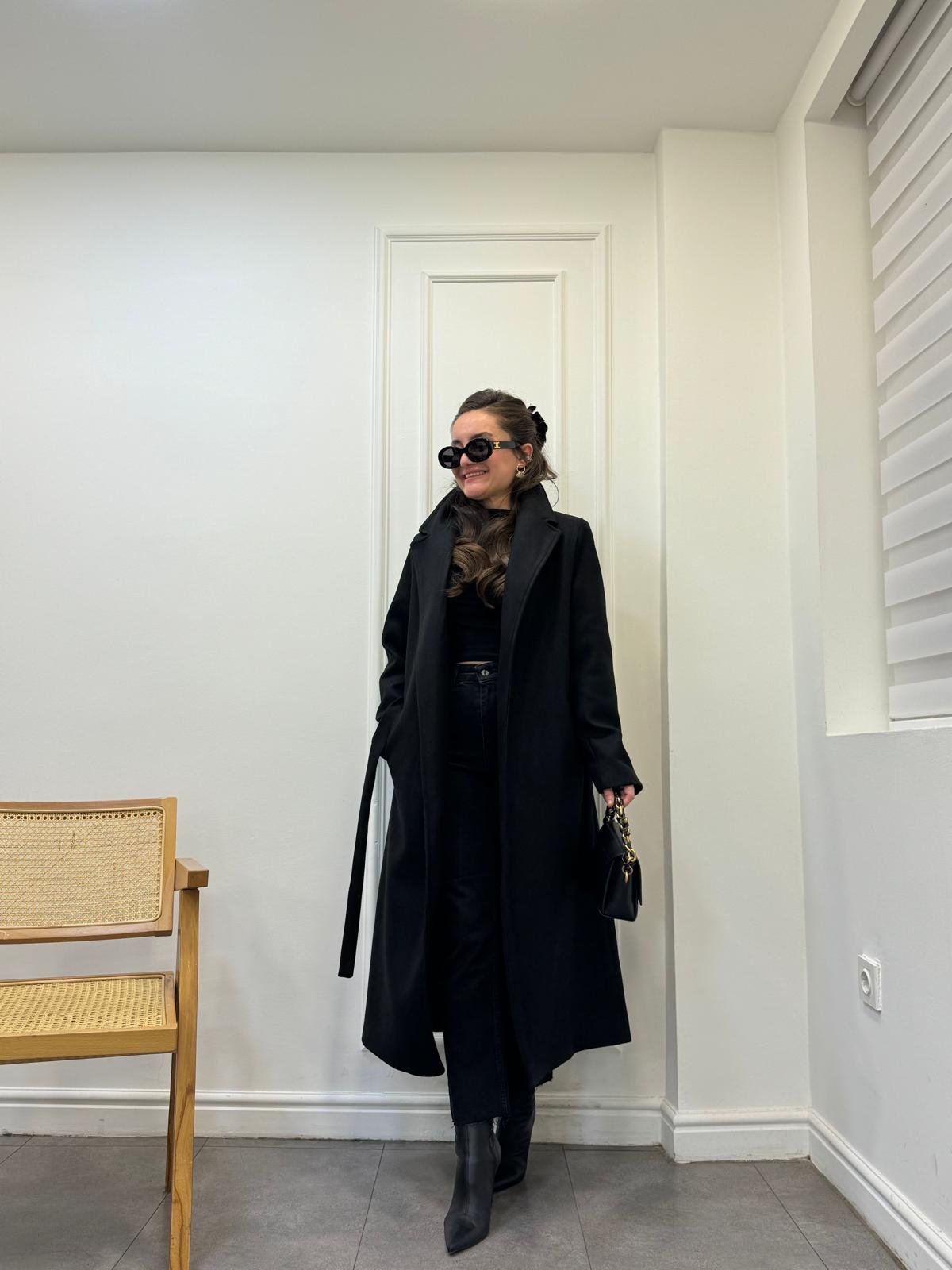 Siyah Kuşaklı Astarlı Kaban 9350