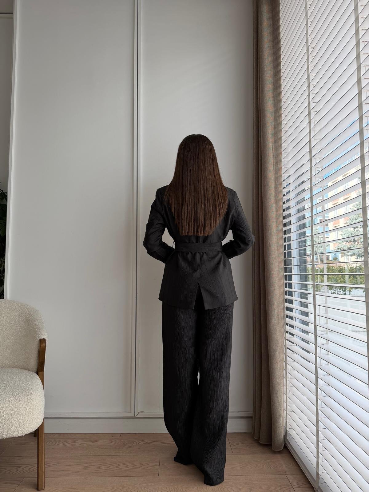 Siyah Kuşaklı Parlak Kumaş Ceket Pantolon Takım 8290