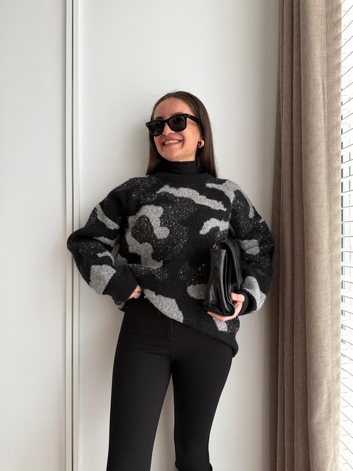 Siyah Leopar Desen Pul Detaylı Kazak 7713