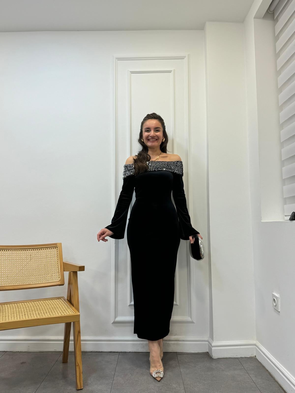 Siyah Madonna Yaka Payetli İspanyol Kol Kadife Elbise 3668