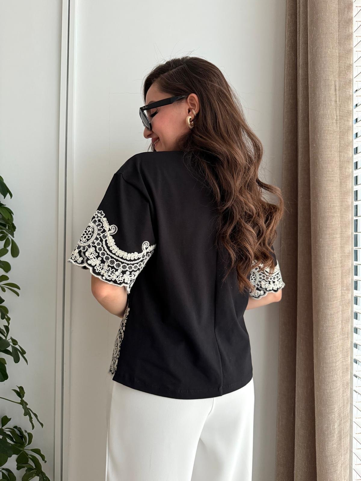 Siyah Nakış Detaylı Tasarım Tshirt 25193