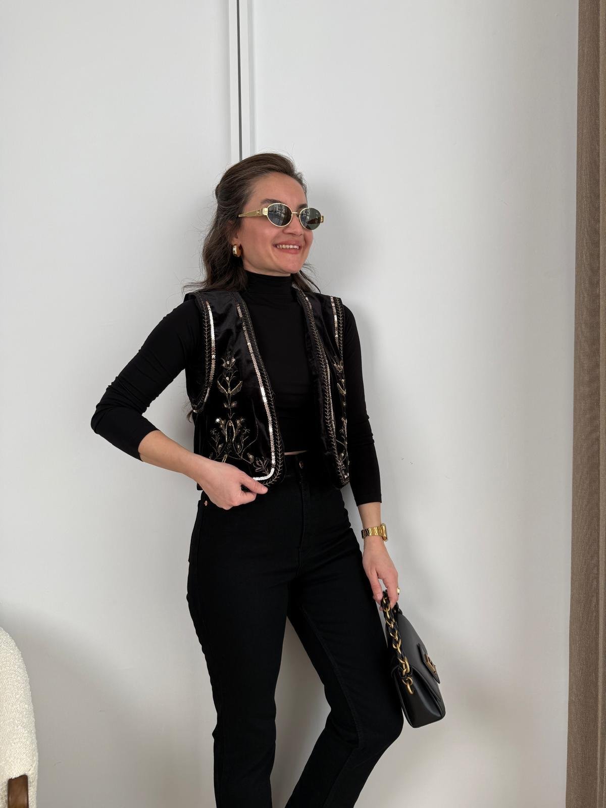 Siyah Nakışlı Pullu Kadife Yelek 35621