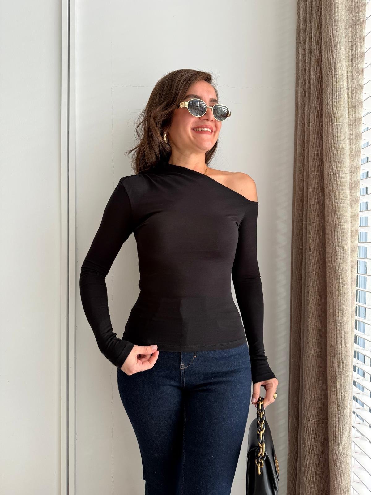 Siyah Omuz Detaylı Bluz 251001