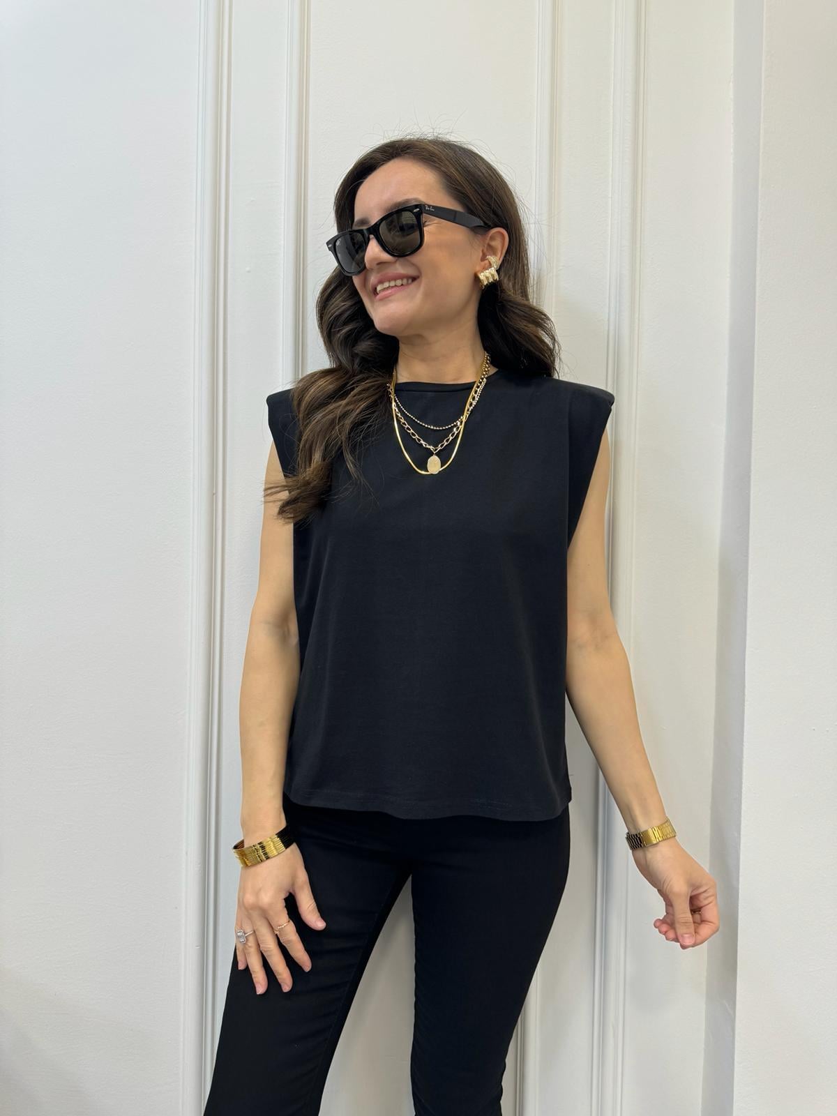 Siyah Omuz Vatkalı Oversize Tişört 1215