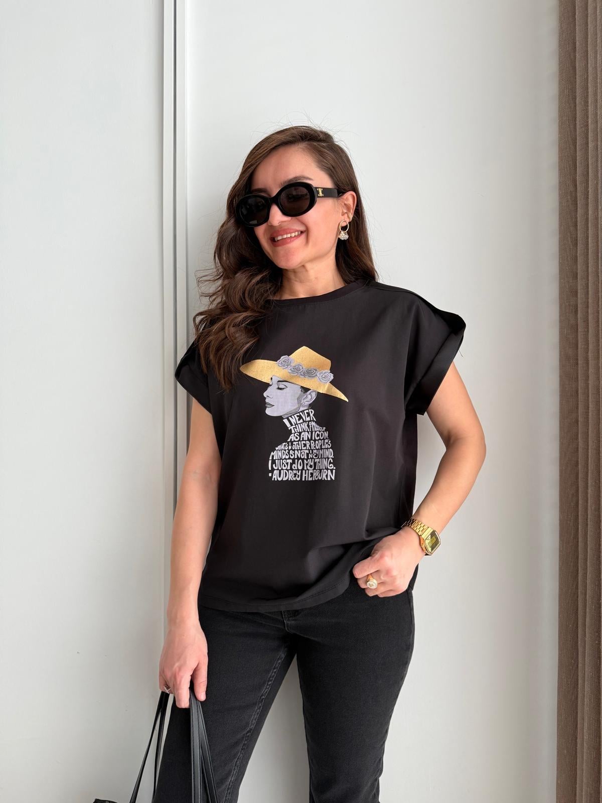 Siyah Omuz Ve Kol Detaylı Figürlü Tshirt 28595