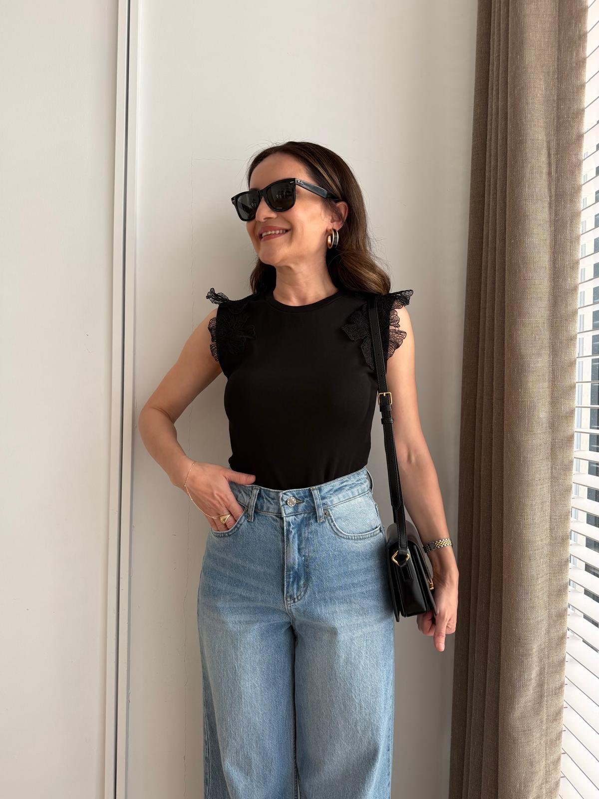 Siyah Omuzları Çiçek Detaylı Tshirt 2250