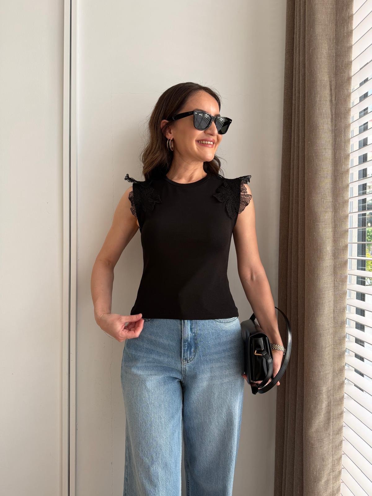 Siyah Omuzları Çiçek Detaylı Tshirt 2250