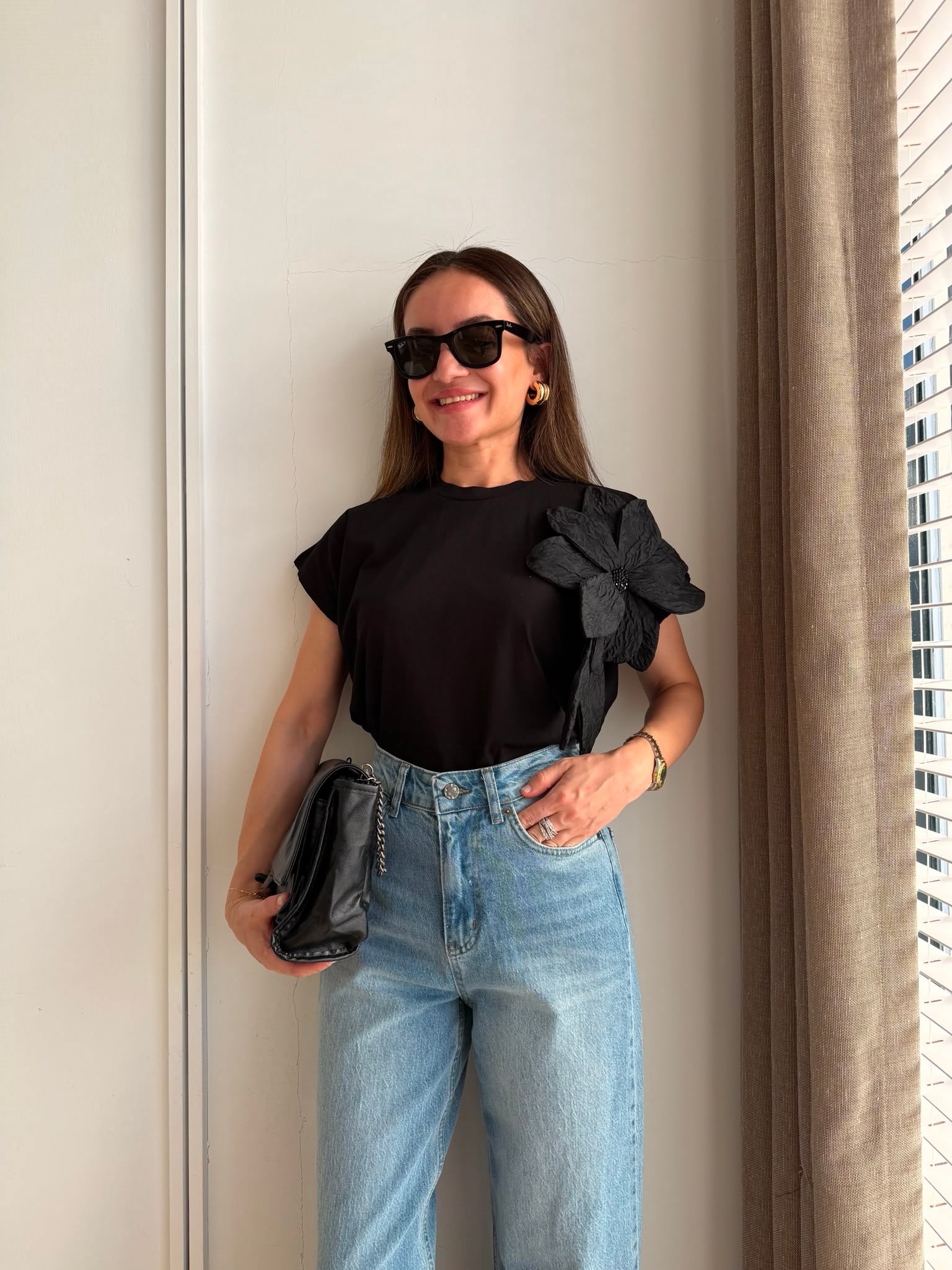 Siyah Omzu Çiçek Detaylı Tshirt 26077