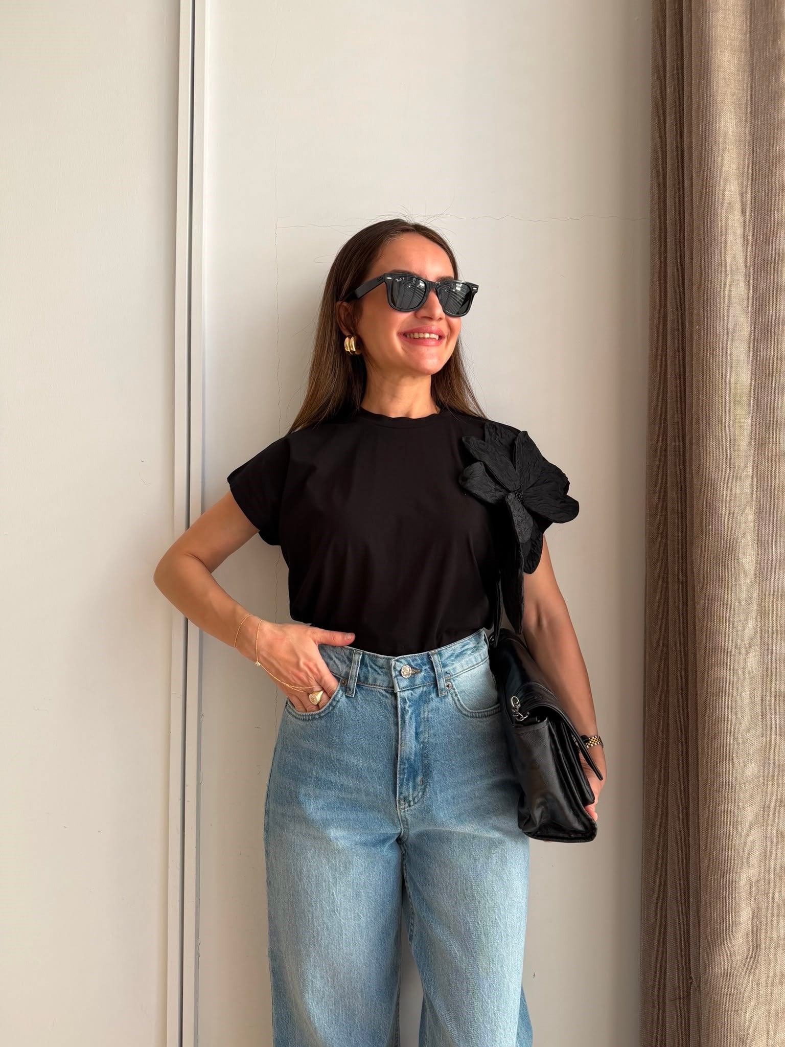 Siyah Omzu Çiçek Detaylı Tshirt 26077