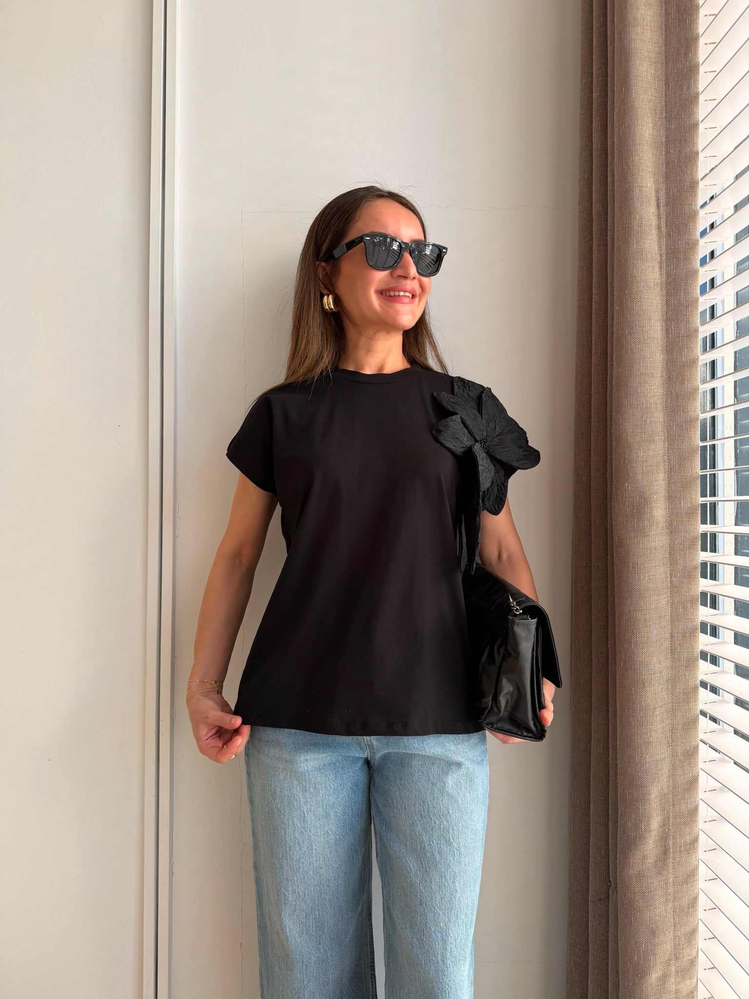Siyah Omzu Çiçek Detaylı Tshirt 26077