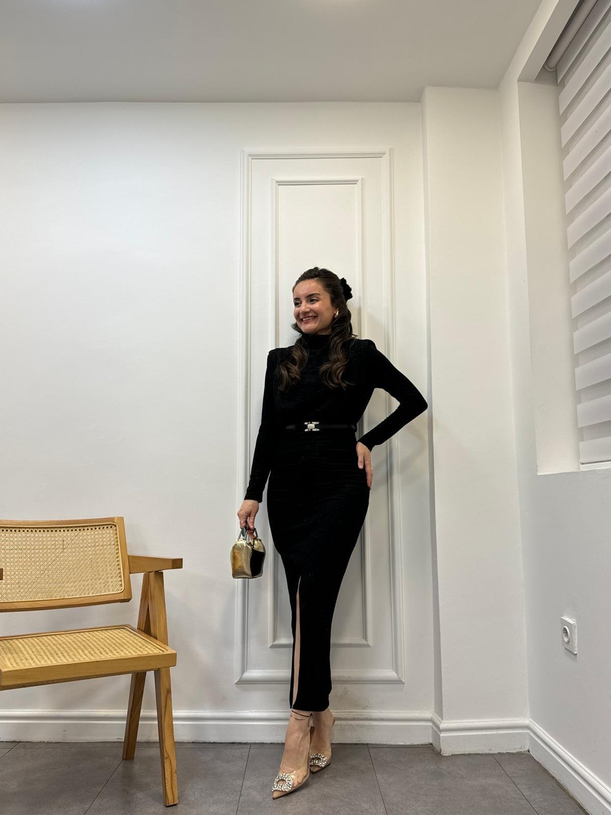 Siyah Ön Drapeli Dik Yaka Kemerli Simli Elbise 3625