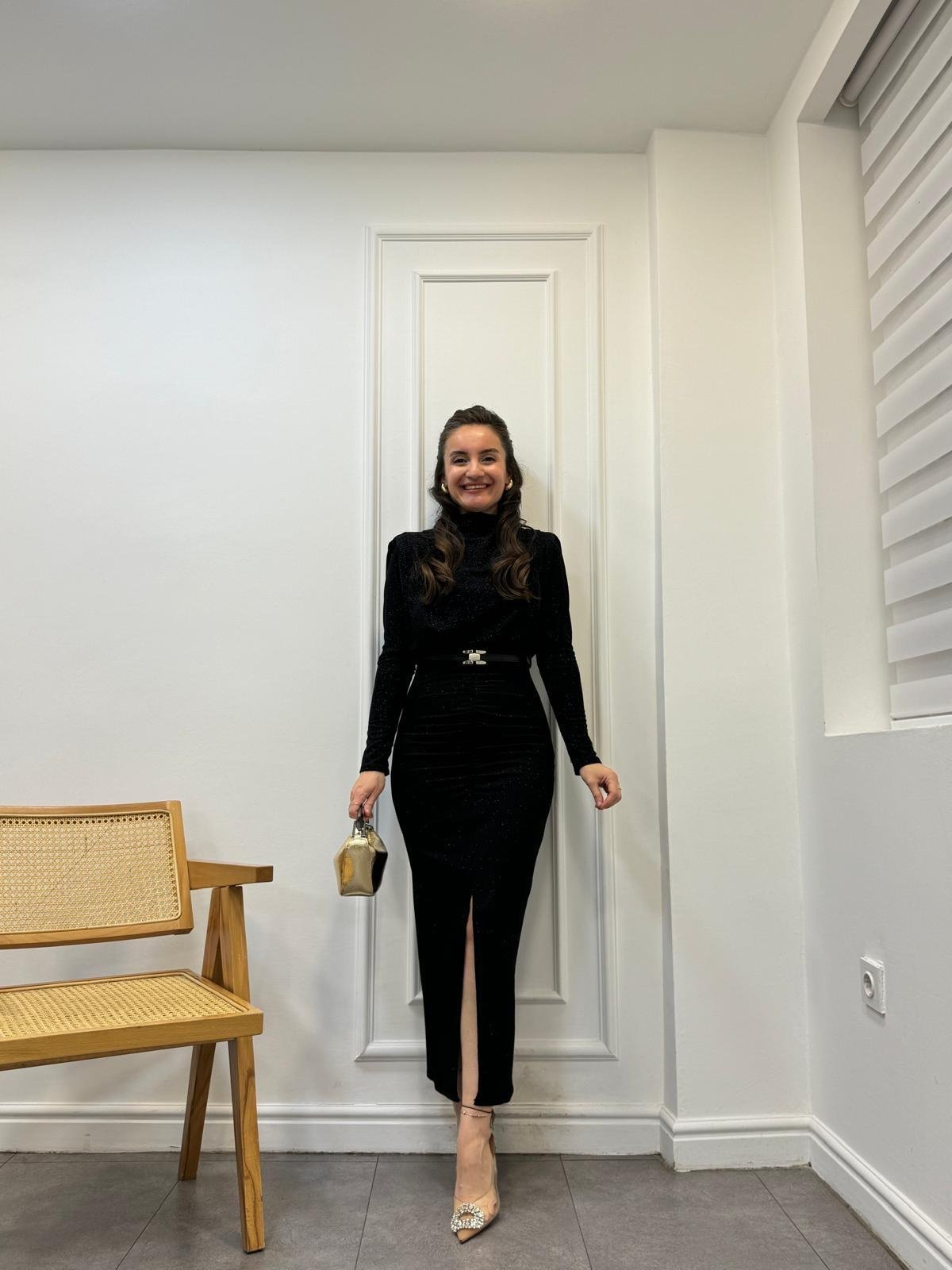 Siyah Ön Drapeli Dik Yaka Kemerli Simli Elbise 3625